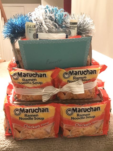 Ramen Noodle and Mac-n-Cheese cake graduation gift Soup Gift Basket Ideas, Soup Gift Basket, Graduation Gift Baskets, Graduation Gift Basket Ideas, Easy Birthday Party Decorations, Ramen Gifts, Creative Graduation Gifts, Meaningful Graduation Gifts, Graduation Gift Basket