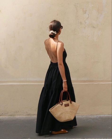 brunechocolat Backless Long Dress, Looks Street Style, Backless Maxi Dresses, Black Maxi, Mode Inspiration, Black Maxi Dress, Fitted Dress, Low Cut, Summer 2024