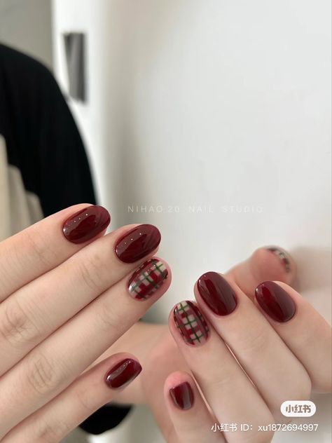 小红书 : nihao.20 nail Fall Short Nails Design, Nail Short Christmas, Short Nails Art Red, Nail Polish Ideas Christmas, Plaid Short Nails, Red Nails Korean Style, Winter Gel Nails Designs, Simple Plaid Nails, Short Cute Fall Nails