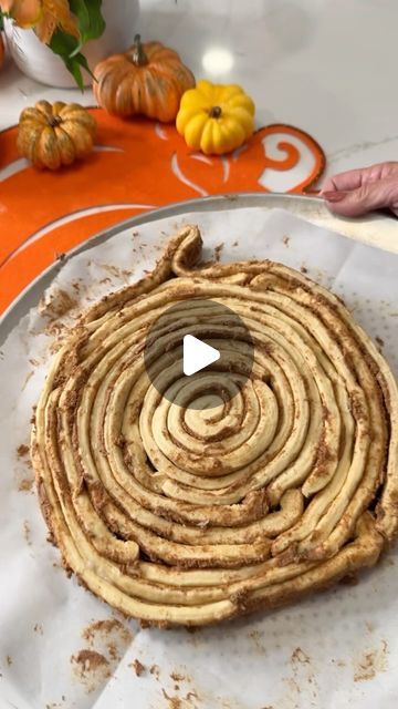 The Daily Nelly on Instagram: "GIANT cinnamon roll! #baking #cooking #recipe #cinnamonrolls #foodie #dessert #fallfood" Pumpkin Shaped Cinnamon Roll, Cinnamon Roll Pumpkin Shape, Cinnamon Rolls Like Cinnabon, Giant Pumpkin Cinnamon Rolls, Pumpkin Cinnamon Rolls Pillsbury, Cinnamon Roll Charcuterie Board, Thanksgiving Food Decorations, Giant Cinnamon Roll Cake, Pumpkin Cinnamon Rolls Easy Pillsbury