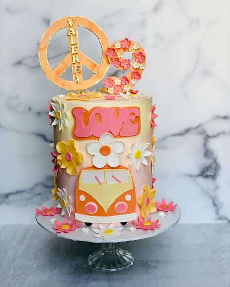 Peace And Love Cake, Peace Out Birthday Cake, Peace And Love Birthday Party Ideas, Hippie Cakes Birthdays, Peace Out Single Digits Party Cake, Hippy Themed Birthday Party, Hippie Cake Ideas, 70s Birthday Cake, Peace Out Single Digits Party