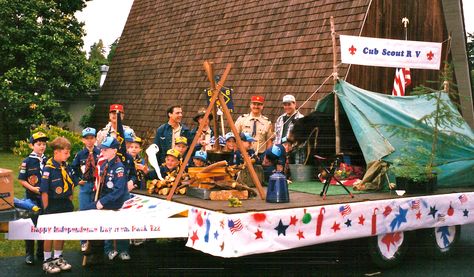 Kids Parade Floats, Trail Life Usa, Parade Float Ideas, Cub Scout Games, Cub Scouts Bear, Tiger Scouts, Cub Scout Crafts, Scout Games, Christmas Parade Floats