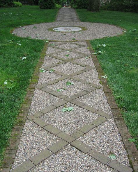 Backyard Dog Area, Gravel Walkway, Pea Gravel Patio, Gravel Landscaping, Brick Patio, Walkway Design, Brick Path, Gravel Patio, Gravel Garden