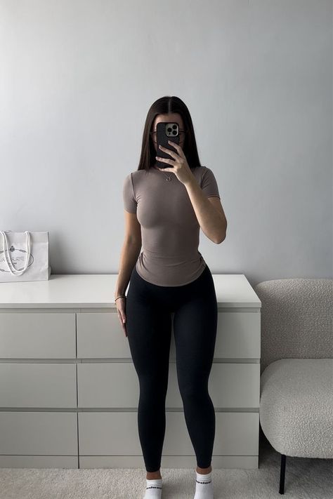 Stylish Workout Clothes, Girls Loafers, Gymwear Outfits, Look Legging, Fitness Wear Outfits, Cute Gym Outfits, Lounge Outfit, Gym Fits, Girls Shorts