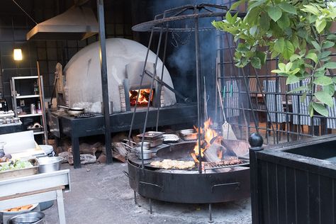 Parilla Grill, Argentinian Bbq, Francis Mallman, Restaurant Kitchen Equipment, Godoy Cruz, Outdoor Restaurant Design, Outdoor Bbq Kitchen, Wood Oven, Fire Food