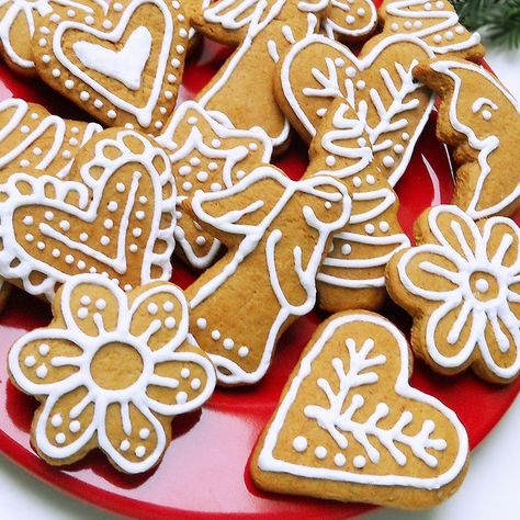 Hungarian Christmas Honey Cookies Hungarian Christmas, Hungarian Cookies, Hungarian Desserts, Honey Cookies, Hungarian Recipes, Christmas Food Desserts, Gingerbread Houses, Christmas Goodies, Cookies Recipes Christmas