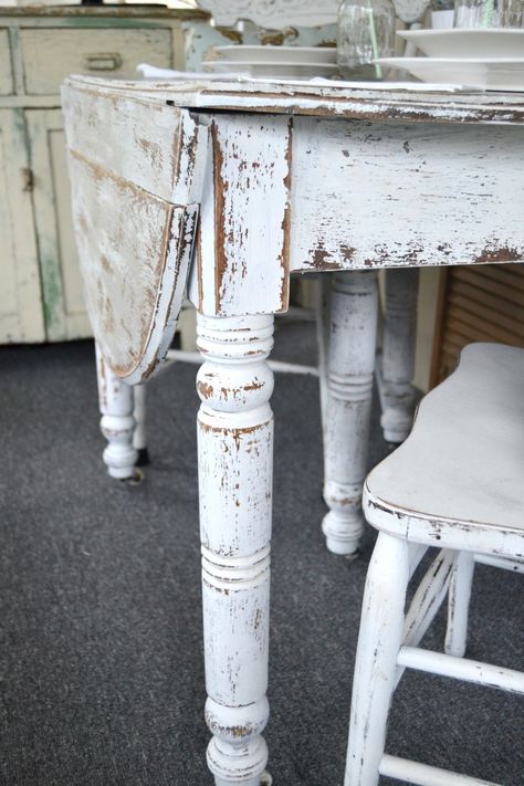 Are you a farmhouse table lover too?  If so you have come to the right place!  There are so many different styles of farmhouse tables and yet each one is beautiful in it’s own way. Here is a round up of a few of my favorites. This was our table for 2 years until the style of our house changed and I decided to say goodbye……rest assured it was not an easy decision.  I love the chunky legs of this table.  This table was the first table we bought to flip….and I couldn’t let it go for awhile.  Ful... Farmhouse Table Round, Baños Shabby Chic, Chippy Painted Furniture, Painted Cupboards, Farmhouse Kitchen Tables, Diy Farmhouse Table, Paint Techniques, Shabby Chic Farmhouse, Chippy Paint