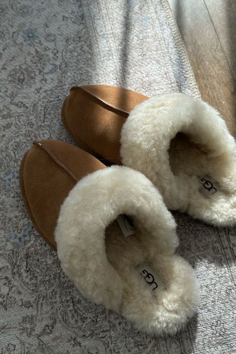 Ugg Scuffette Slippers Outfit, Ugg Slippers Outfit, Ugg Scuffette Slippers, Ugg Mini Boots, Ugg Platform, Slippers Outfit, Ugg Boots Outfit, Ugg Scuffette, Ugg Slippers Women