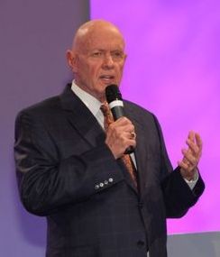 Stephen Covey graduated in business administration from the University of Utah and went on to write the popular book, 7 Habits for Highly Effective People Stephen Covey Quotes, Put First Things First, Stephen R Covey, Seven Habits, Leadership Books, Highly Effective People, Leader In Me, Stephen Covey, Effective Leadership