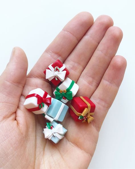 Christmas Themed Clay Ideas, Mini Clay Art Christmas, Clay Art Christmas Ideas, Christmas Decor Clay Diy, Model Magic Christmas Crafts, Modeling Clay Christmas Ideas, Christmas Clay Craft Ideas, Clay Christmas Charms, Clay Christmas Presents