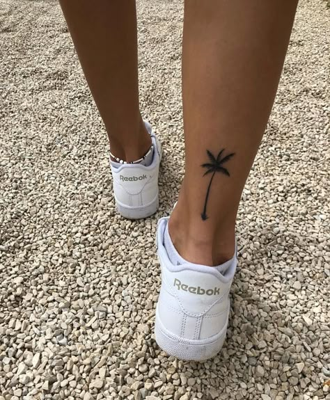 Love this palm tree tattoo 😍 @claudelcs Small Palm Tree Tattoo, Tree Tattoo Ankle, Palm Tree Tattoo Ankle, Simple Tree Tattoo, Tree Sleeve Tattoo, Palm Tattoo, Tattoo Tree, Small Palm Trees, Palm Tattoos