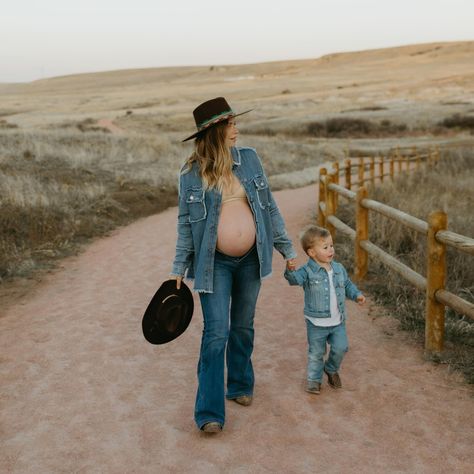 My Friday night consisted of obsessing over these western maternity photos, so now you have to join me and obsess too. [key words: western maternity photos, Colorado western photos, Colorado maternity photographer, western photo session, looks like film, Colorado family photographer] Pregnant Cowgirl, Western Family Pictures, Western Family Photos, Western Photos, Western Family, Pregnancy Pics, Western Photo, Maternity Photography Poses Pregnancy Pics, Maternity Pics