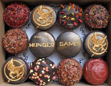 I would so bring something like this for opening night of catching fire Hunger Games Cake, Hunger Games Party, Games Party, Hunger Games Series, Hunger Games Catching Fire, Hunger Games Trilogy, Suzanne Collins, Katniss Everdeen, Cupcake Cake