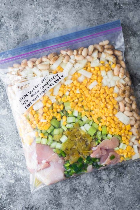 ingredients for white chicken chili in a freezer bag White Chicken Chilli, Instant Pot White Chicken Chili, Crockpot Freezer Meals, Freezer Crockpot Meals Healthy, Instant Pot Freezer, Instant Pot Freezer Meals, White Chicken Chili Slow Cooker, Chicken Chili Crockpot, Chicken Freezer Meals