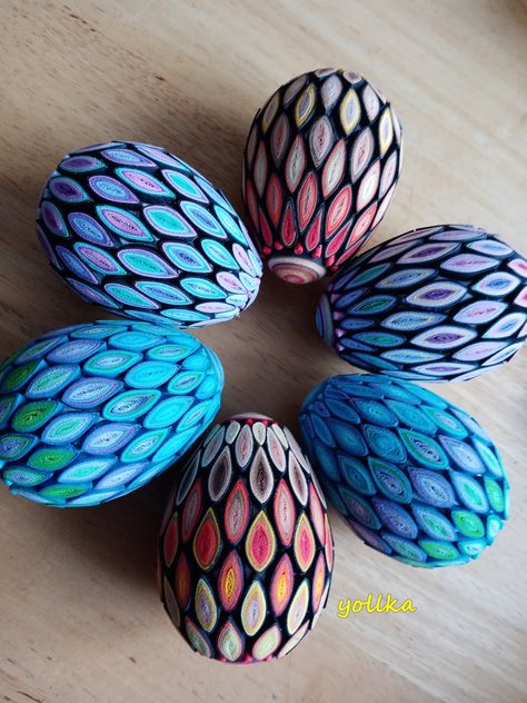 Quilling Easter Eggs, Quilled Easter Eggs, Uskrsne Dekoracije, Quilling Easter, African Embroidery, Origami And Quilling, Decorative Balls, Quilling Work, Easter Egg Ornaments