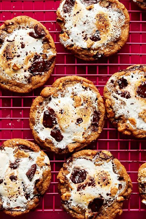 Crafted by a s'mores snob for fellow s'mores lovers: Gooey S'mores Cookies with Marshmallow Fluff packed with campfire nostalgia! Toasty brown butter cookie dough—with dark chocolate chunks & crispy graham cracker bits—embraces light & airy marshmallow fluff. As they bake, the cookies transform into a gooey, chocolatey, marshmallowy delight. #smores #smorescookies #smorescookiesrecipes #smoresdessert #marshmallowfluffrecipes #cookierecipes #dessertideas Smores Cookies With Marshmallow Fluff, Brown Butter Smores Cookies, S’more Cookie Recipe, Smores Cookie Recipes, S'mores Cookies Recipe, Cookies With Marshmallow Fluff, Chocolate Smores Cookies, Cookies With Marshmallows, Graham Cracker Cookie Dough