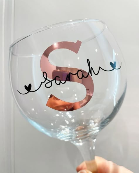 Cricut Gin Glasses, Vinyl Glass Ideas, Personalised Gin Glass Ideas, Cricut Personalized Gifts, Acrylic Wine Glasses, Personalised Gift Ideas, Picture Pink, Sticker Design Inspiration, Personalised Glasses