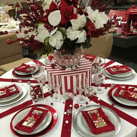 Candy cane table Christmas Dinner Table Decorations, Dinner Table Decorations, Table Decorations Christmas, Banquet Table Decorations, Table Decoration Christmas, Christmas Dinner Table Settings, Xmas Centerpieces, Christmas Table Ideas, Table Decor Christmas