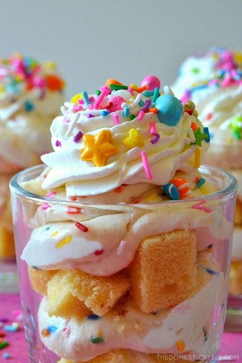 Easy Parfait, Cake Parfait, Fancy Deserts, Funfetti Birthday, Cups Recipes, Jar Desserts, Cake Mousse, Dessert Cups Recipes, Mason Jar Desserts