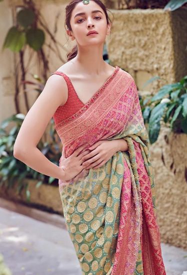 Checkout the designer Bandhani sarees that will give you perfect look for festive season. Orang India, Weaving Fabric, Bollywood Designer Sarees, Indian Sari Dress, Dye Techniques, Gaun Fashion, Indian Saree Blouses Designs, Indian Fashion Saree, Bandhani Saree