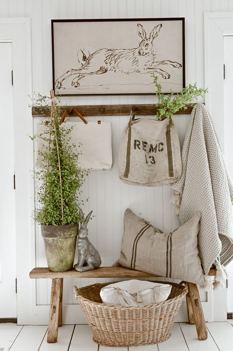 Scottish Farmhouse, Spring Entryway, Easter Front Porch, Farmhouse Wall Decor Ideas, Studio Decoration, Muebles Shabby Chic, Liz Marie, Vintage Vignettes, Liz Marie Blog