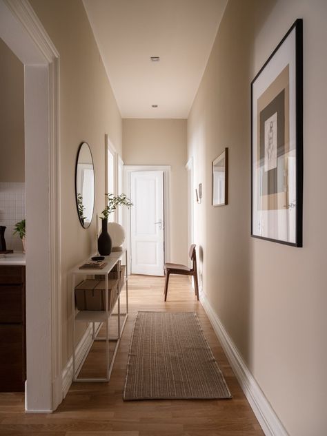 home tour | cosy and calm beige home with white accents - DIY home decor - Your DIY Family Biege Colour House Interior, Home Corridor, Tan Hallway, Beige Skirting Boards White Walls, Hallway Beige, Beige Hallway Paint, Cosy Hallway Ideas, Beige Walls White Trim, Hallway Neutral Paint Colours