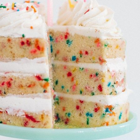 Funfetti Cake Recipe - Pretty. Simple. Sweet. Fingertips Cake, Funfetti Cake Recipe, Cake Pretty, Pear Cake, Confetti Cake, Birthday Desserts, Funfetti Cake, Cake Baking, Food Goals