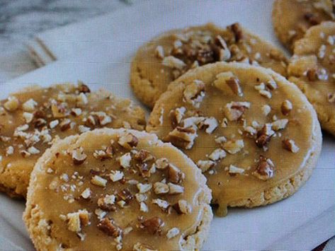 Pecan Praline Sauce Recipe, Paula Deen Cookies Recipes, Christmas Praline Cookies, Paula Deen Cookie Recipes, Pecan Praline Cookies Recipe, No Bake Pecan Praline Cookies, Louisiana Pralines Recipe, Praline Fudge Recipe, Praline Cookies Recipe