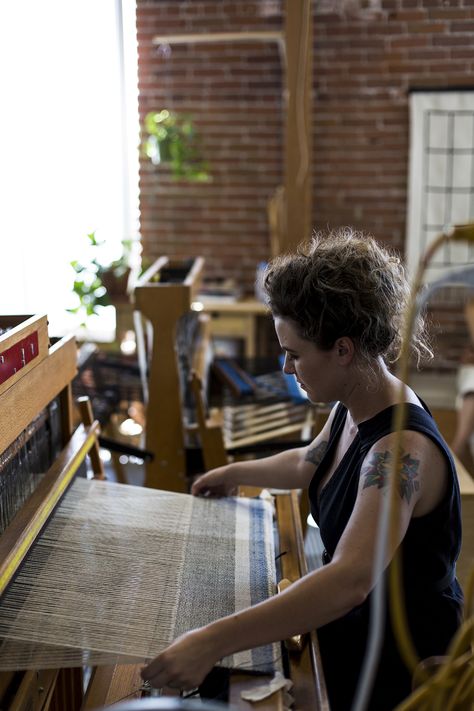 Los Angeles Textile Artist Rachel Duvall - Sight Unseen Weaving Studio Spaces, Weaving Aesthetic, Textiles Studio, Weaving Studio, Textile Studio, In Her Studio, Room Of One's Own, Studio Visit, Artistic Space