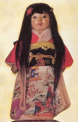 Okiku doll -- The Okiku doll has resided at the Mannenji temple in the town of Iwamizawa (Hokkaido prefecture) since 1938. According to the temple, the traditional doll initially had short cropped hair, but over time it has grown to about 25 centimeters (10 in) long, down to the doll's knees. Although the hair is periodically trimmed, it reportedly keeps growing back. Japanese Urban Legends, Haunted Objects, Cropped Hair, Short Cropped Hair, Unexplained Mysteries, Haunted Dolls, Japanese Doll, Urban Legends, Japanese Dolls