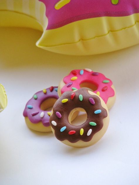 Sprinkle Toppers on your Doughnut Cupcakes! — Lynlees Fondant Donut Tutorial, Things To Make With Playdough, Clay Ideas Easy For Kids, Fondant Donut, Play Doh Ideas, Play Doh Creations, Biscuit Tree, Doughnut Cupcakes, Play Dough Ideas