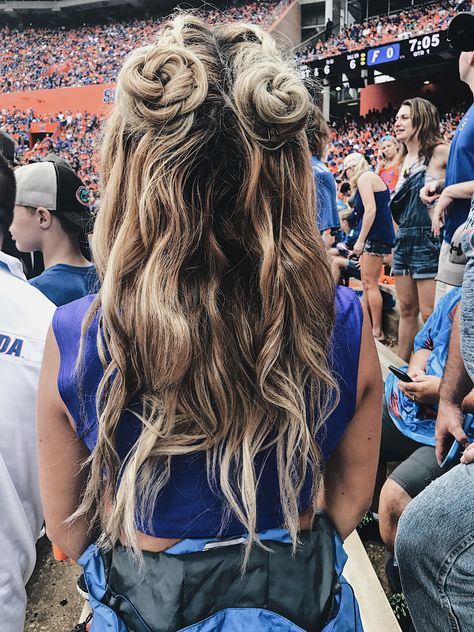 Football Game Hair Ideas, College Football Game Day Hair, Cute Hair For Football Games, Hairstyles For Football Games Cute, Vikings Game Day Outfit, Football Game Day Hairstyles, Nfl Hairstyles, College Game Day Hair, Game Day Makeup Football