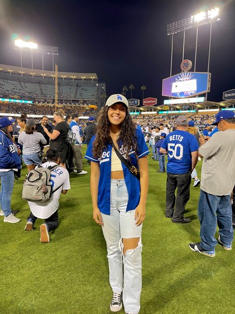 Cute Dodger Jersey Outfits, White Dodgers Jersey Outfit, Blue Dodger Jersey Outfit Women, Brewers Baseball Game Outfit, Outfits For A Soccer Game, Dodger Game Picture Ideas, Mlb Jersey Outfit Woman, Dodger Hat Outfit Women, La Dodgers Outfit Women