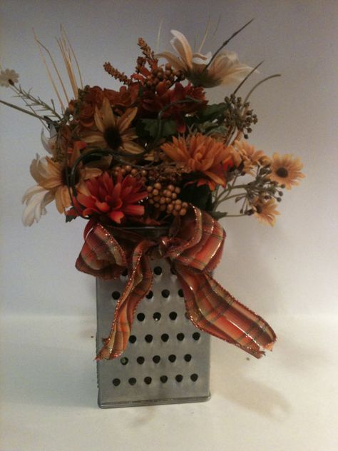 Antique american made grater shredder by SistersShabbyCloset, $19.99 Recycled Centerpieces, Grater Crafts, Painted Containers, Kitchen Flower Arrangements, Fall Deco, Autumn Decorating, Cheese Grater, Fall Halloween Crafts, Dollar Tree Diy Crafts