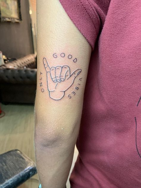 Surfer Hand Tattoo, Hang Ten Tattoo, Shaka Tattoo Simple, Hang Loose Tattoo, Surfer Tattoo Ideas, Hippie Tattoos, Shaka Tattoo, Surfer Tattoo, Simple Line Tattoo