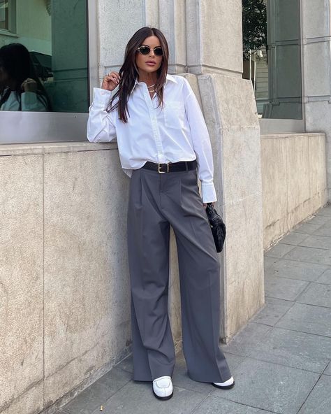 Old Money Elegant Outfit, Grey Trousers Outfit Women, Elegant Pants Outfit, Trending Spring Outfits, Grey Trousers Outfit, Old Money Elegant, Outfit Minimalista, Madrid Outfits, Grey Pants Outfit