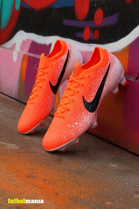 Botas de fútbol Nike Mercurial Vapor XII Elite FG. Pertenecen a la colección Euphoria Mode. Será usada en la semifinales y final de la Champions de 2019. Presentan un diseño en color naranja en la parte superior que se fusiona mediante un degradado con el blanco en la parte inferior. #nikefootball  #euphoriamode  #mercurial #madrid2019 #uefachampionsleague   📸 @MarciComunica para #futbolmania Soccer Photos, Cool Football Boots, Best Soccer Shoes, Nike Soccer Cleats, Nike Soccer Shoes, Kids Football Boots, Nike Football Boots, Training Football, Nike Cleats