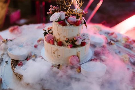 Dry Ice Wedding, Ice Wedding, Hippie Goth, Dry Ice, Beach Vibes, Dessert Bars, Wedding Cake, Wedding Cakes, Cafe