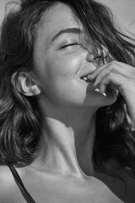 Amelia Zadro, Photographie Portrait Inspiration, Portrait Photography Women, Self Portrait Photography, Self Portrait Poses, Portrait Photoshoot, Model Poses Photography, Fashion Photography Poses, Face Photography