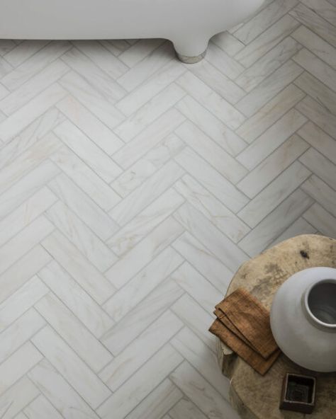 Herringbone Bathroom Floor, Chevron Tiles Floor, Brick Tiles Bathroom, White Marble Tile Bathroom, Chevron Tiles, Ice Pole, Diy Bathroom Ideas, Marble Herringbone, Honed Marble Tiles