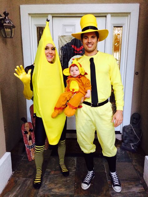 Family of three Halloween costume idea. Curious George inspiration.Love this! Super cute and what a cute "monkey"! Costume Halloween Famille, 3 People Halloween Costumes, Easy College Halloween Costumes, Best Group Halloween Costumes, 90s Halloween Costumes, Bff Halloween Costumes, Best Friend Halloween Costumes, Halloween Costumes College Girls, Halloween Costumes For 3