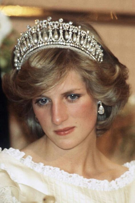 Diana and the Lover's Knot Tiara Princess Diana Tiara, Diana Tiara, Queen Elizabeth Crown, Lovers Knot Tiara, Princess Diana Wedding, Princesa Real, Diana Wedding, Princess Diana Fashion, Princess Diana Family