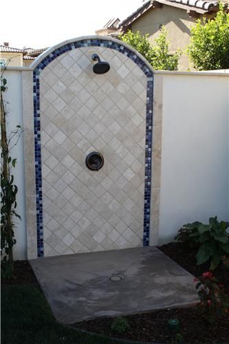 Beautiful outdoor shower for guests to rinse off after swimming. Love how the arch, color, and the blue tile reflect the architecture of the Spanish-style home. Design by Scott Cohen of The Green Scene in CA. Get the details on this project at http://www.landscapingnetwork.com/los-angeles/thousand-oaks-party-backyard.html Outdoor Shower Ideas, Spanish Style Bathrooms, Pool Shower, Mediterranean Home Decor, Spanish Style Home, Spanish Style Homes, Mediterranean Home, Spanish House, Blue Tiles