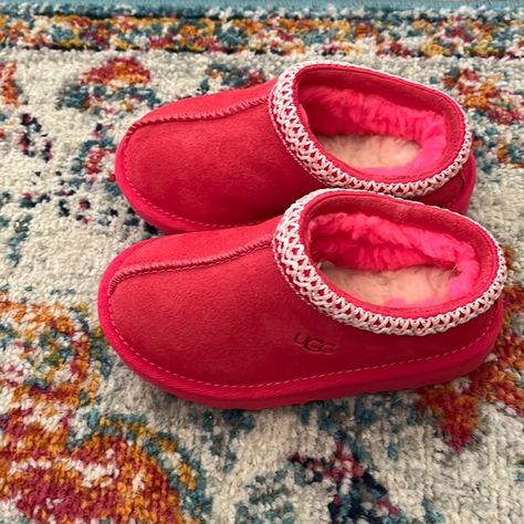 Hot pink toddler Uggs Red Ugg Slippers, Hot Pink Uggs, Red Uggs, Grandma House, Toddler Uggs, Shoe Hacks, Short Uggs, Pink Uggs, Trendy Shoes Sneakers