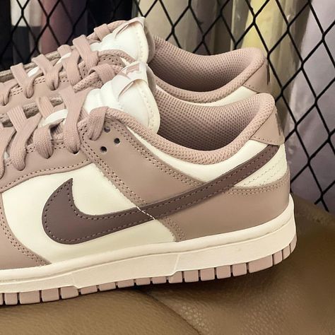 Diffused taupe dunks Follow us for more ! 👟 Credit🎥 : (all rights reserved to original owner) _____________________________________________ .⁣ .⁣ .⁣ . #nikedunk #nikeuk #sneakers #airjordan #londonfashion #sneakersforsale Phone Decoration, Shoe Inspo, Swag Shoes, London Fashion, Nike Dunks, Sneakers For Sale, All Rights Reserved, Follow Us, Air Jordans