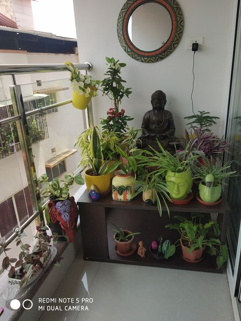 Buddha Balcony Decor, Balcony Buddha Garden, Buddha Corner Decor, Balcony Decoration Ideas, Buddha Home Decor, Indian Room Decor, Balcony Decoration, Simple Living Room Decor, Buddha Garden