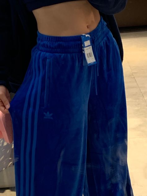 Blue Track Pants Outfit, Track Pants Outfit, Adidas New, Adidas Pants, Cheap Clothes, Looks Style, Lookbook Outfits, Mode Inspiration, Dream Clothes