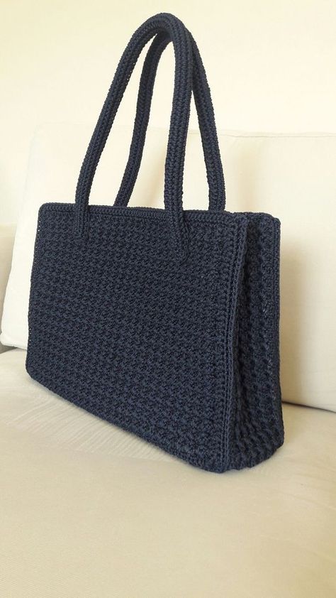 crochet bag aesthetic #crochetbag #crochetbagideas #crochetclutch #crochetbeachbag #crochettotebag #crochethandbags #cutecrochetbags Tops Cortos Aesthetic, Crochet Bag Aesthetic, Pattern Aesthetic, Crochet Shoulder Bags, Mode Crochet, Beginner Crochet Tutorial, Stylish Crochet, Aesthetic Crochet, Handmade Handbag