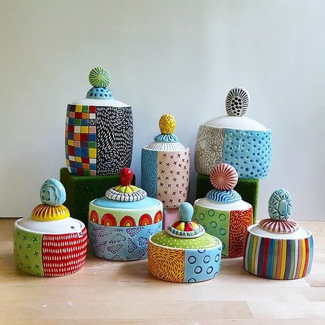 Ceramic Wall Art Sculpture, Ceramic Containers, Ceramic Pinch Pots, Ceramic Sculpture Figurative, Paper Mache Sculpture, Ceramic Boxes, Painting Glassware, Pottery Crafts, Ceramics Pottery Art