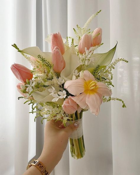 Peach Tulips Bouquet, Light Pink Tulip Bouquet, Lily Tulip Bouquet, Filipino Flower Bouquet, Wedding Bouquet For Bride, Day Lily Bouquet, Tulip Lily Bouquet, Flower Arrangements On Stands, Prom Bouquet Tulips